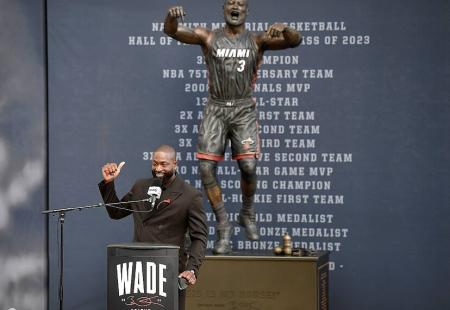 https://storage.bljesak.info/article/471090/450x310/dwyne wade statue.jpg